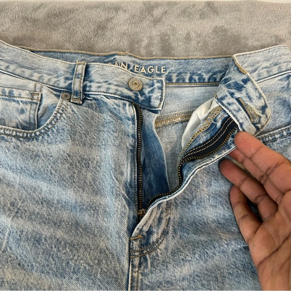 American Eagle Women's Jeans Light Wash‎ Mom Jean Distressed Color Blue Size 6 - Picture 4 of 16